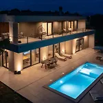 Villa Zidine, Luxury With Seaview And Salt Pool Water Puntera