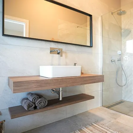 Villa Zidine, Luxury With Seaview And Salt Pool Water Puntera